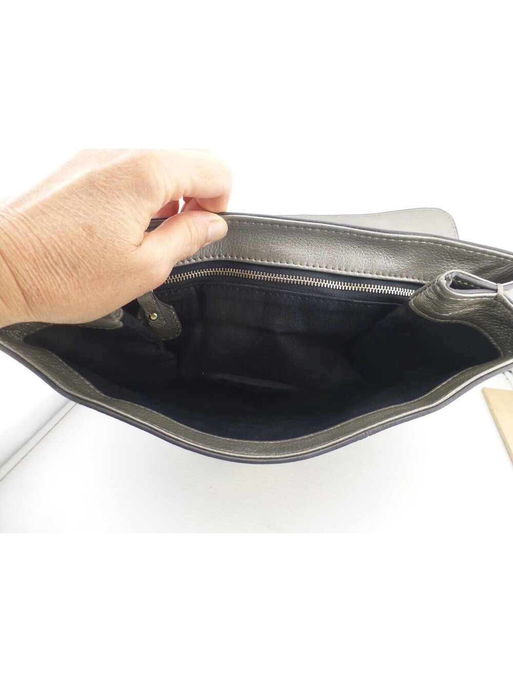 Chloé Metallic Gray Grained Leather Clutch Bag with Gold-Tone Turn Lock & DustF3 - Picture 12 of 15